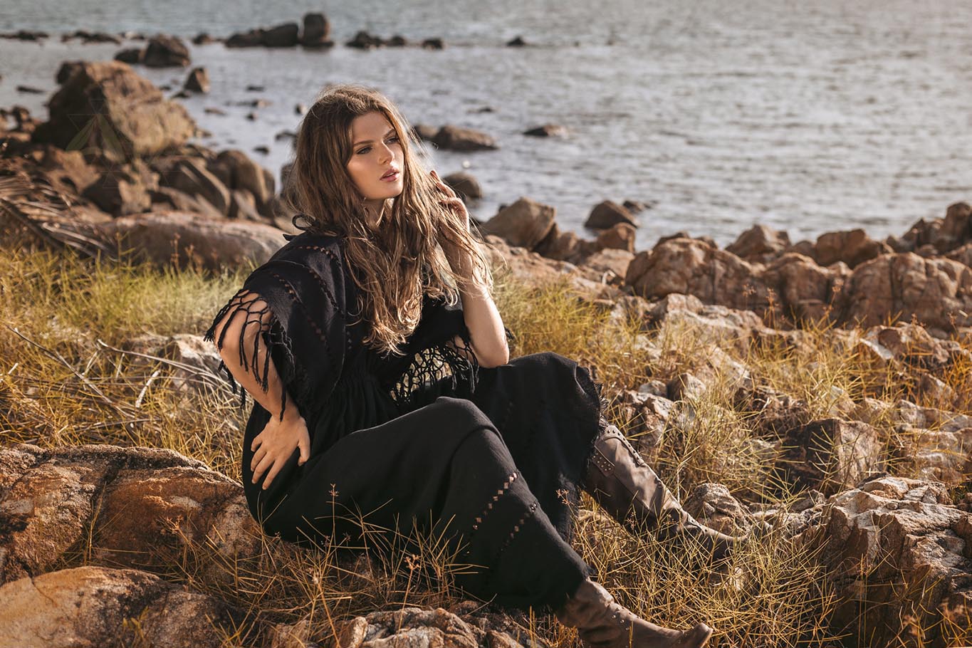 Handlooms and fringes add uniqueness and sophistication to this gourges outfit.